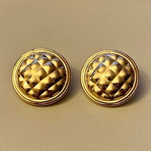 Vintage gold clip on Monet earrings 80’s